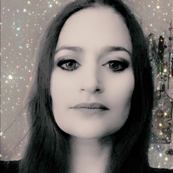 Meet your Posher, Emily - Picture 3 of 8